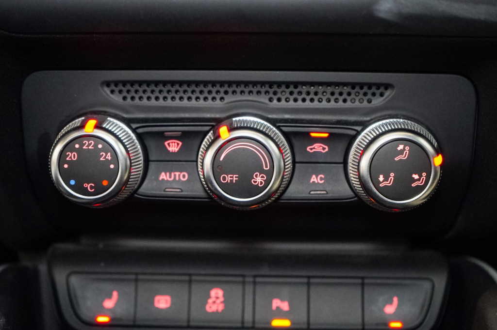 AUDI A1 1.6 TDI AMBITION TECHO 105 de segunda mano