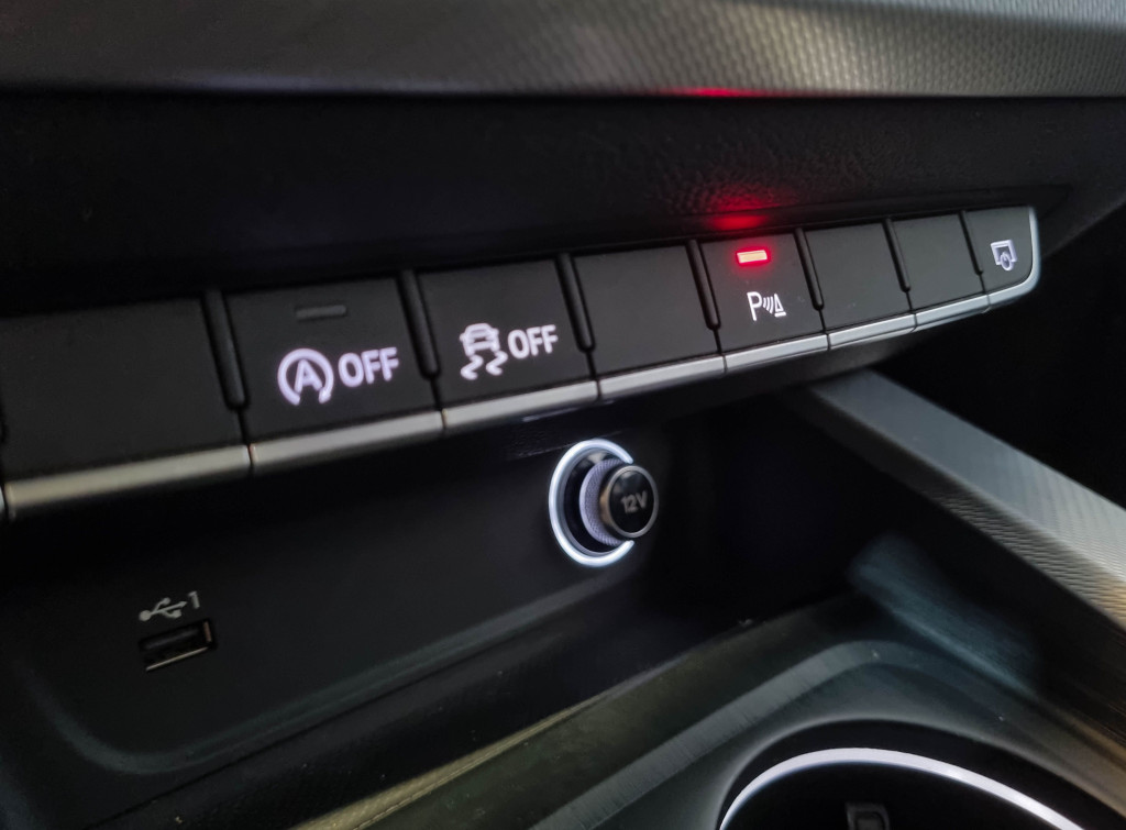 AUDI A4 AVANT 2.0 TDI BLACK LINE EDITION 150 de segunda mano