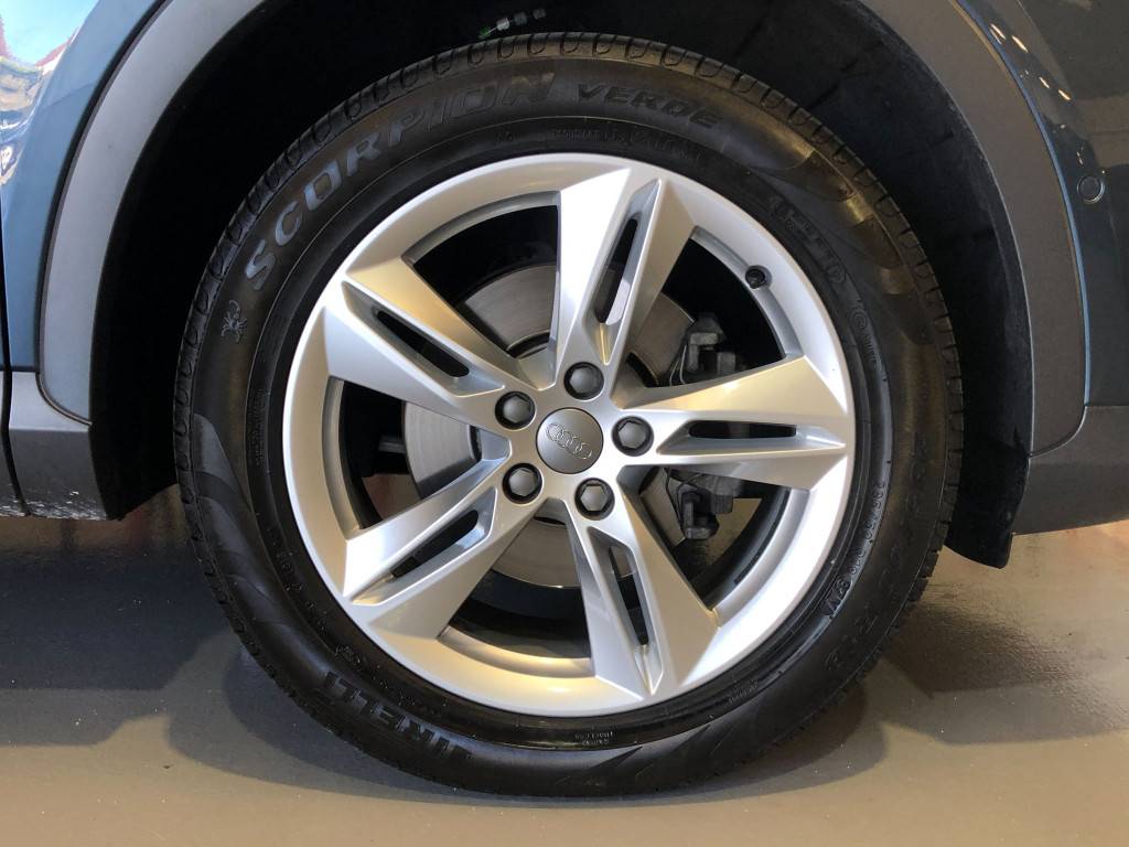 AUDI Q3 2.0 TDI DESING EDITION LLANTA 18" 150 de segunda mano