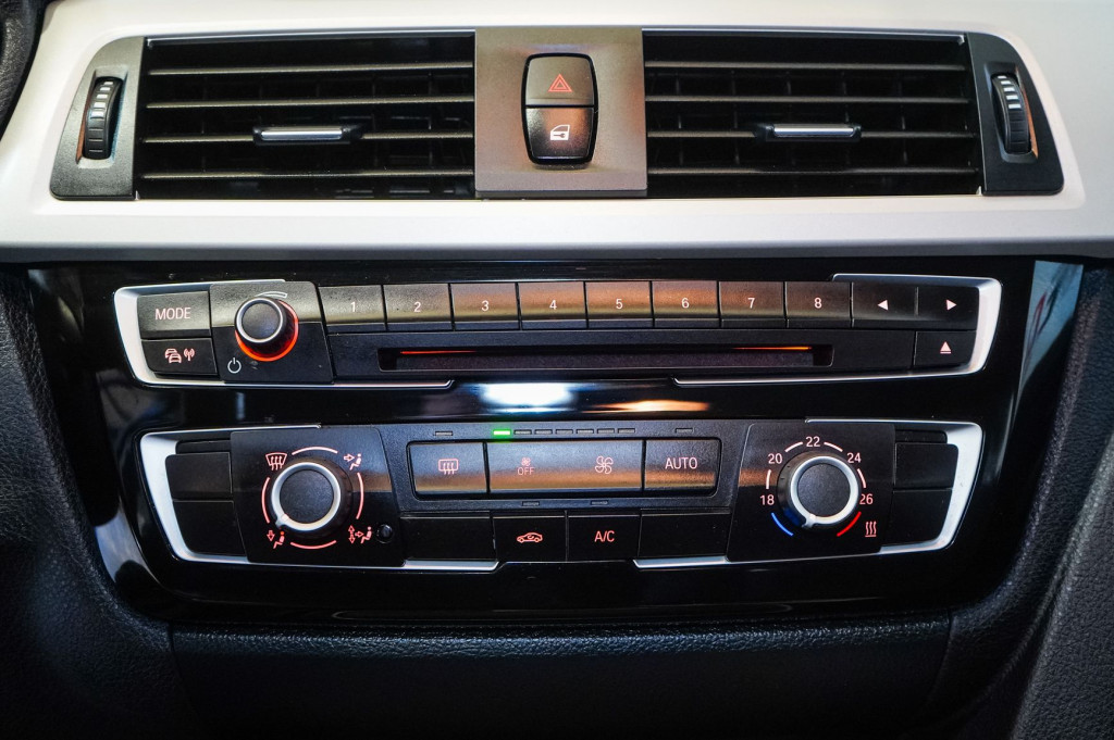 BMW SERIE 3 318 D TOURING AUTOM. BUSINESS ADVANTAGE 150 de segunda mano
