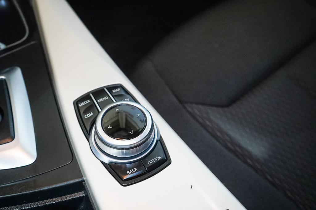 BMW SERIE 3 318 D TOURING AUTOM. BUSINESS ADVANTAGE 150 de segunda mano
