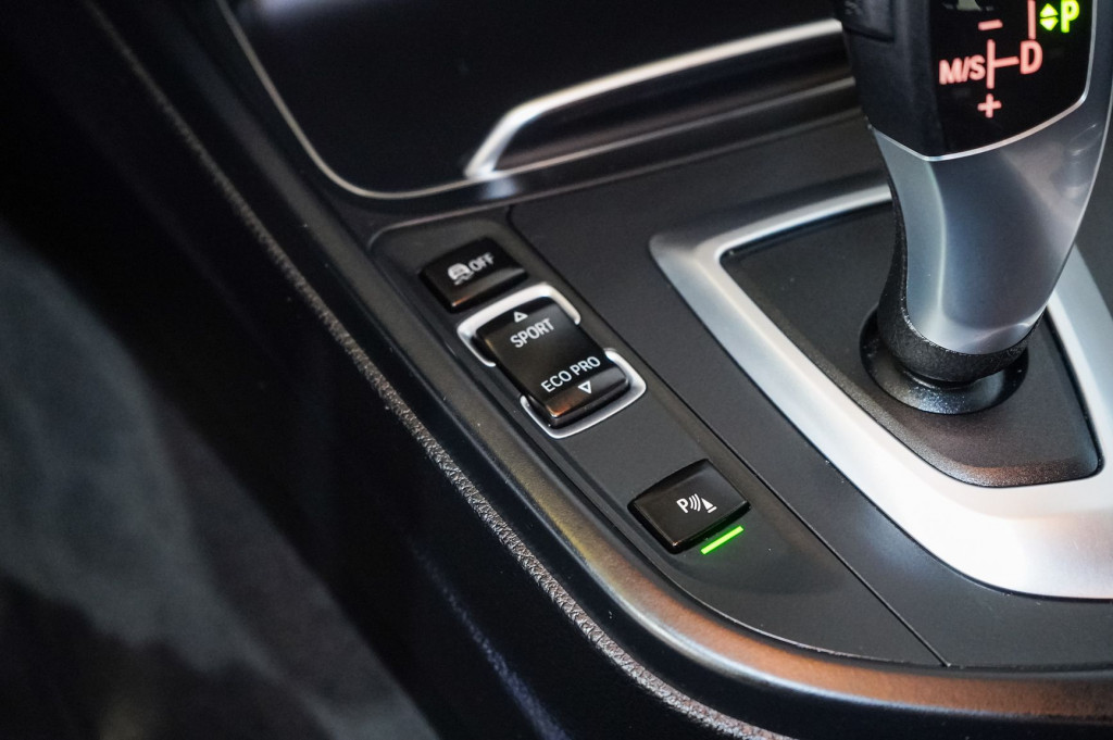 BMW SERIE 3 318 D TOURING AUTOM. BUSINESS ADVANTAGE 150 de segunda mano
