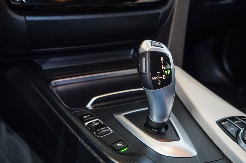 BMW SERIE 3 318 D TOURING AUTOM. BUSINESS ADVANTAGE 150 de segunda mano