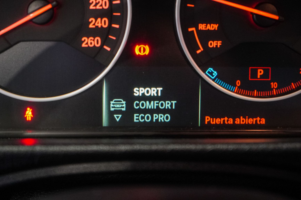 BMW SERIE 3 318 D TOURING AUTOM. BUSINESS ADVANTAGE 150 de segunda mano