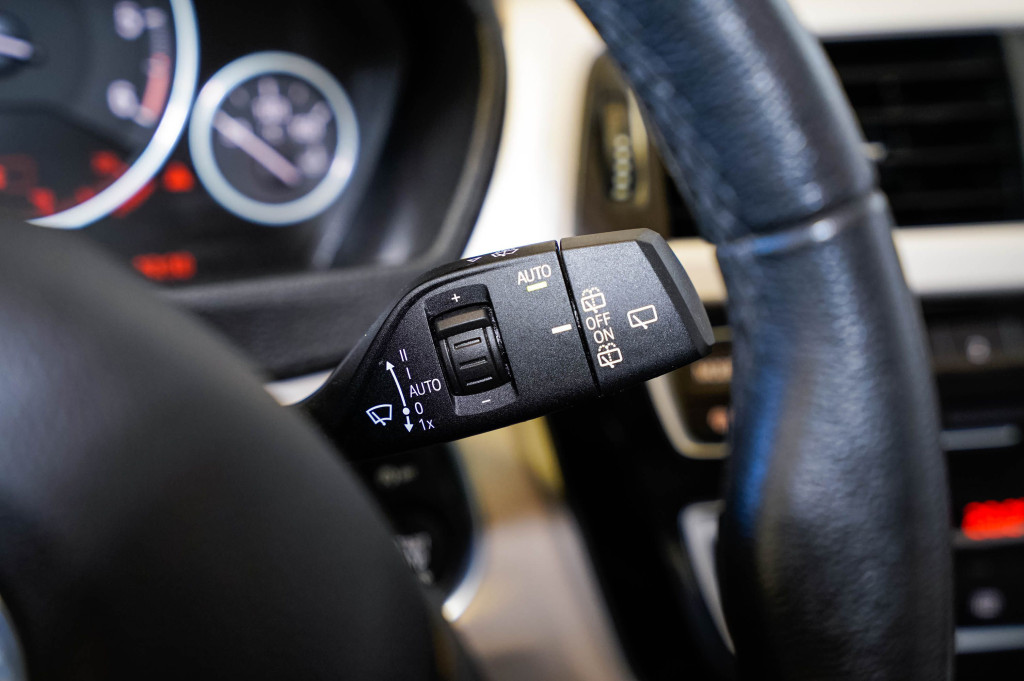 BMW SERIE 3 318 D TOURING TECHO 150 de segunda mano