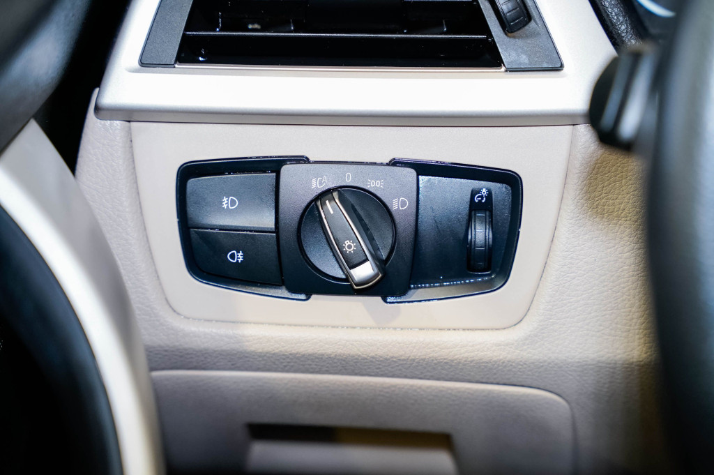 BMW SERIE 3 318 D TOURING TECHO 150 de segunda mano