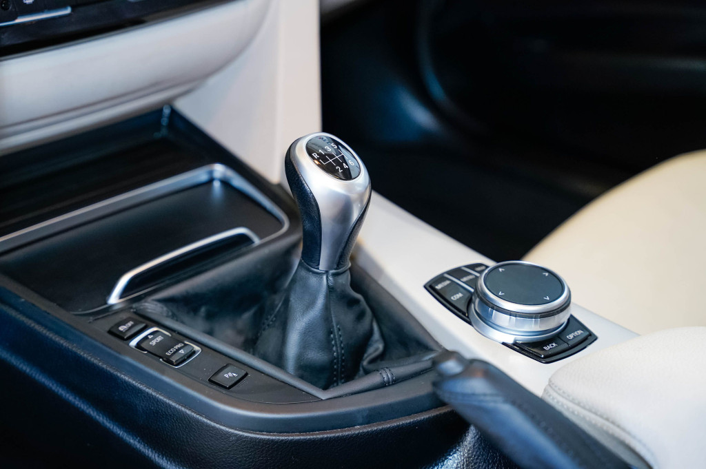 BMW SERIE 3 318 D TOURING TECHO 150 de segunda mano