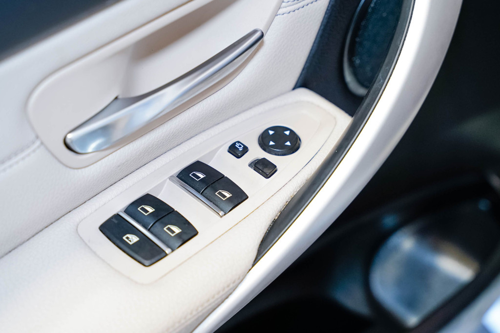 BMW SERIE 3 318 D TOURING TECHO 150 de segunda mano