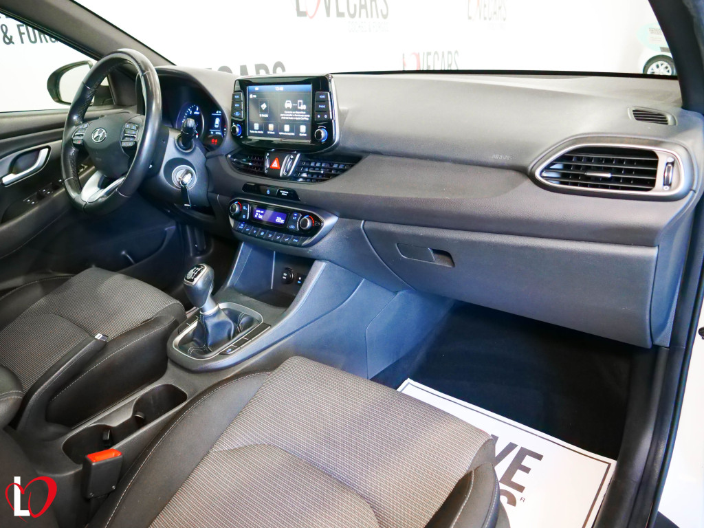 HYUNDAI i30 1.6 CRDI KLASS 6 VEL 95 de segunda mano