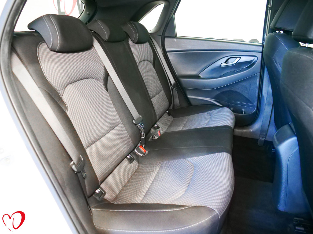 HYUNDAI i30 1.6 CRDI KLASS 6 VEL 95 de segunda mano