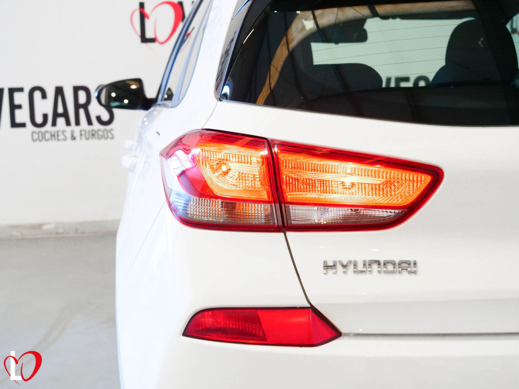 HYUNDAI i30 1.6 CRDI KLASS 6 VEL 95 de segunda mano