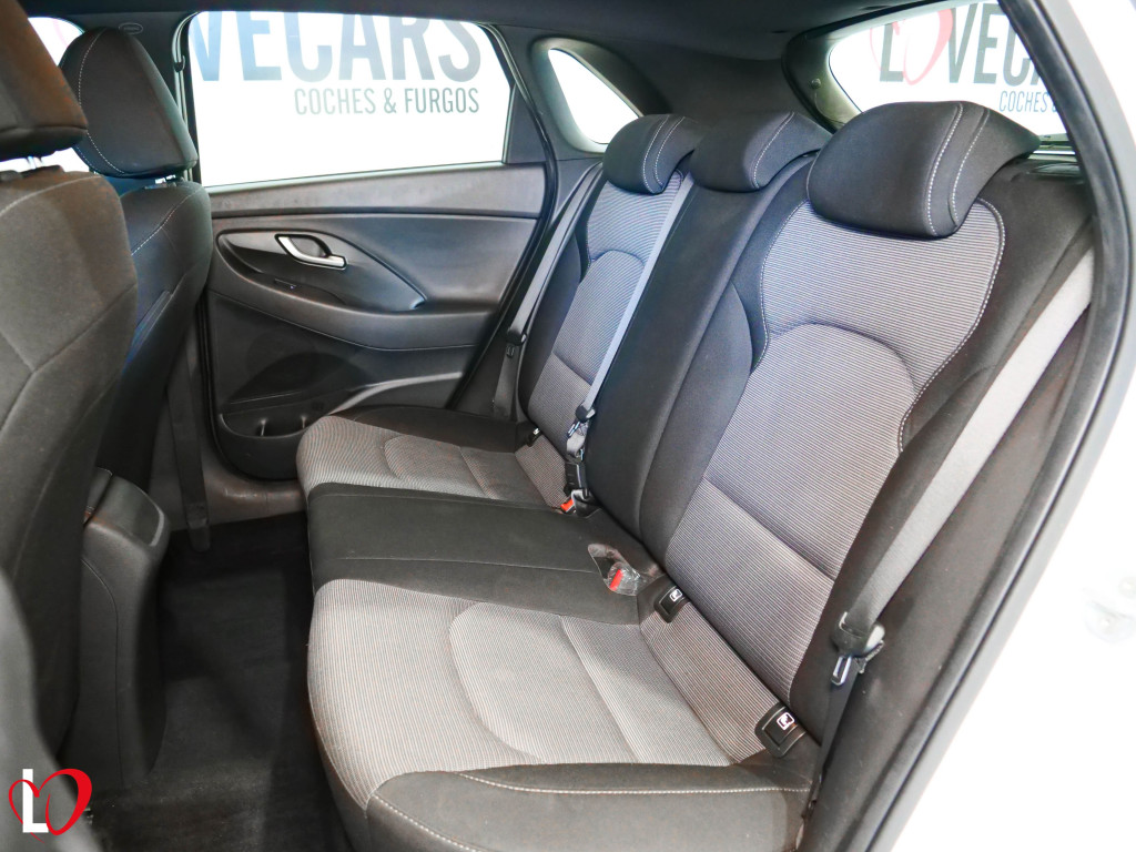 HYUNDAI i30 1.6 CRDI KLASS 6 VEL 95 de segunda mano
