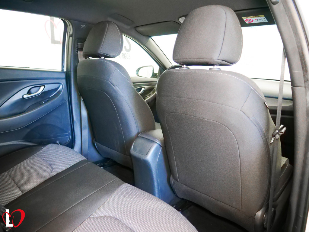 HYUNDAI i30 1.6 CRDI KLASS 6 VEL 95 de segunda mano