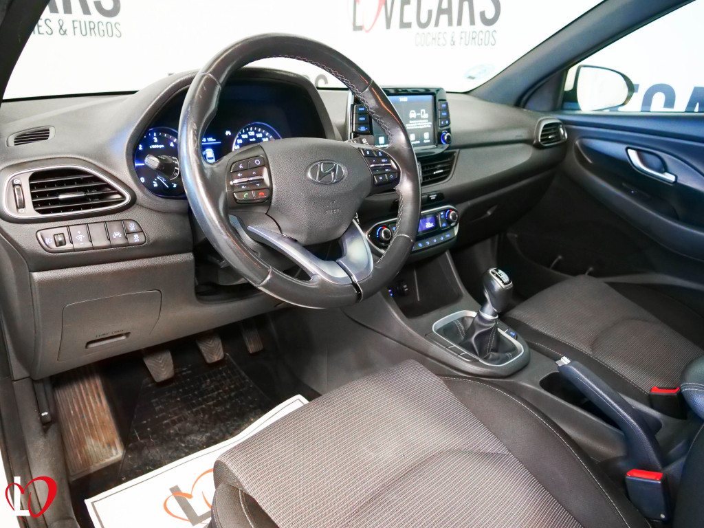 HYUNDAI i30 1.6 CRDI KLASS 6 VEL 95 de segunda mano