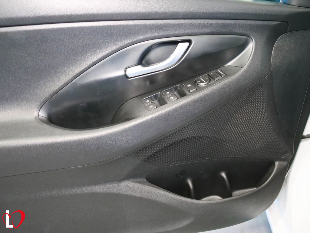 HYUNDAI i30 1.6 CRDI KLASS 6 VEL 95 de segunda mano