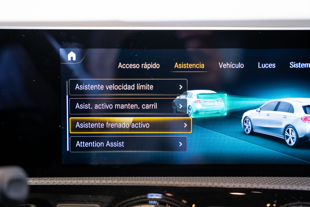 MERCEDES CLASE A 180D AMG de segunda mano