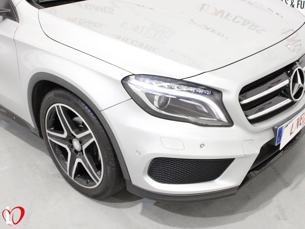 MERCEDES GLA 200 D AMG 136 de segunda mano