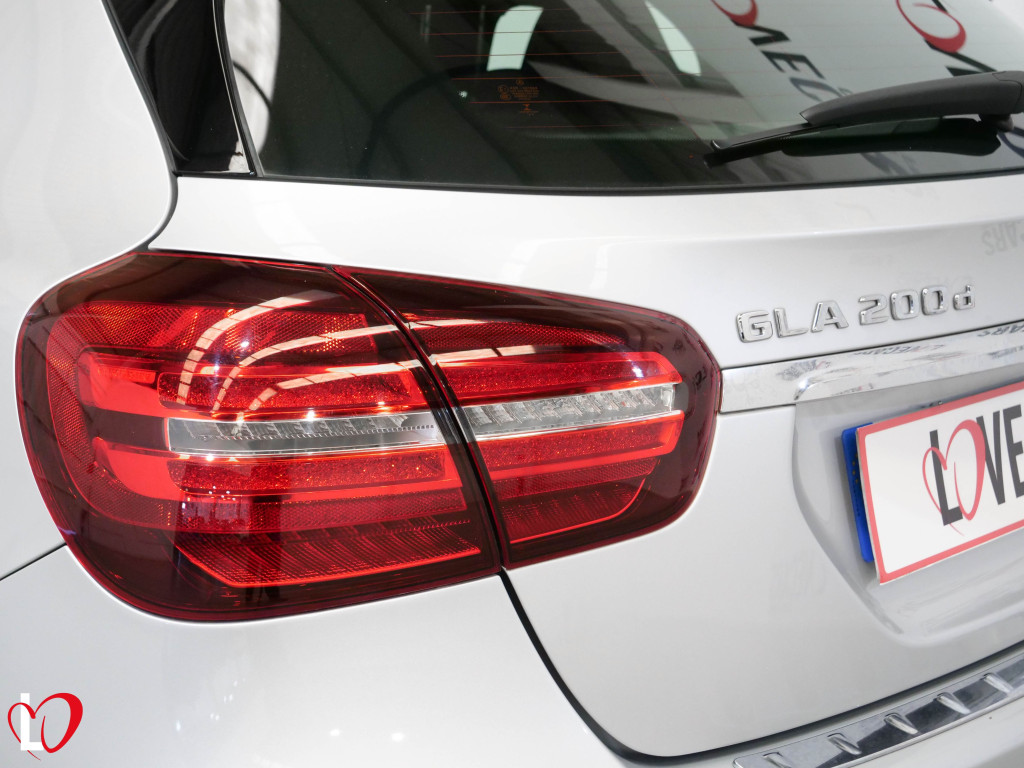 MERCEDES GLA 200 D AUTOMÁTICO AMG 136 de segunda mano