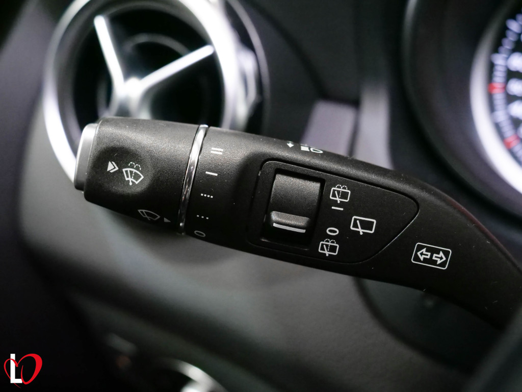 MERCEDES GLA 200 D AUTOMÁTICO AMG 136 de segunda mano