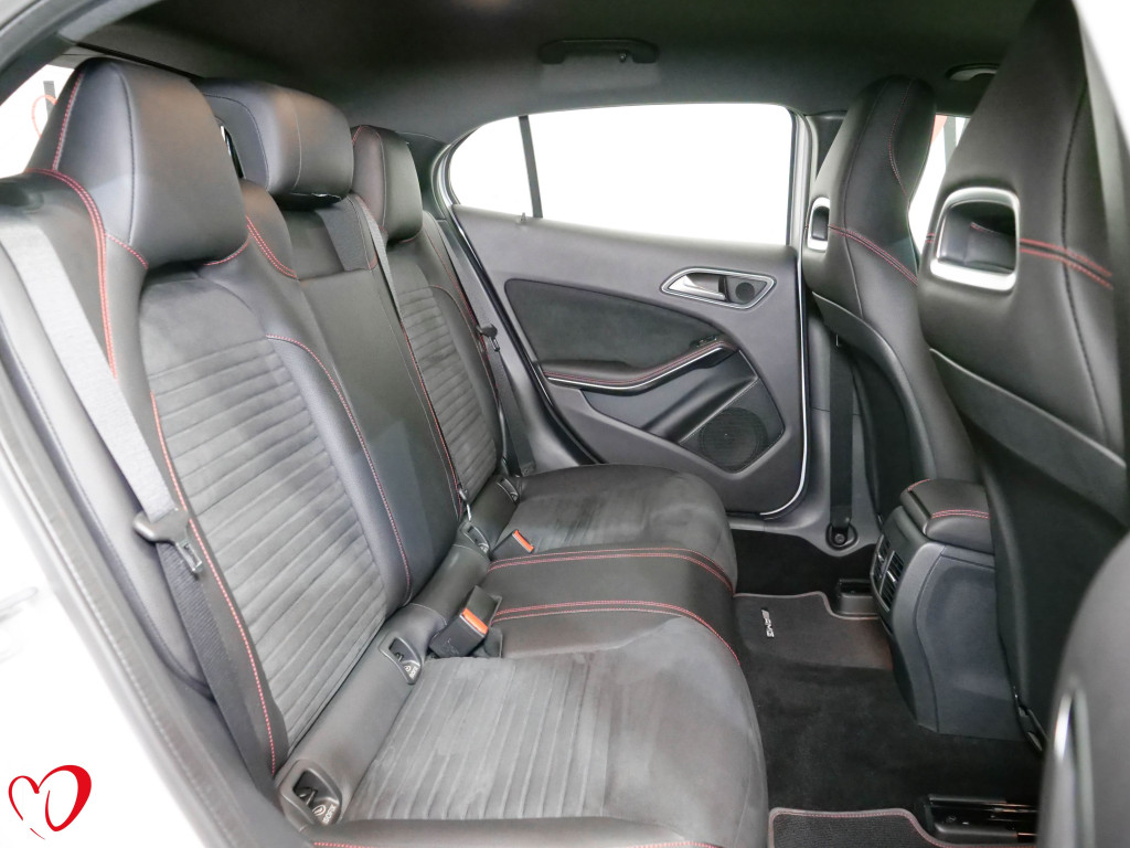 MERCEDES GLA 200 D AUTOMÁTICO AMG 136 de segunda mano