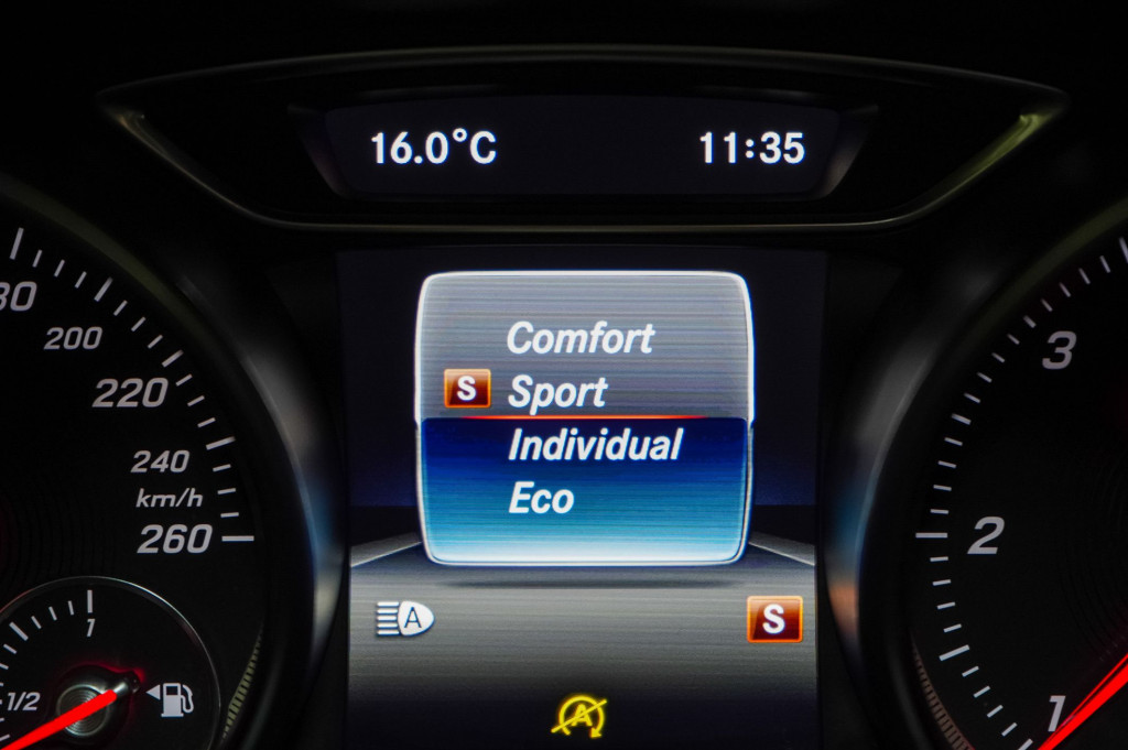 MERCEDES GLA 200 D BUSINESS EDITION 136 de segunda mano