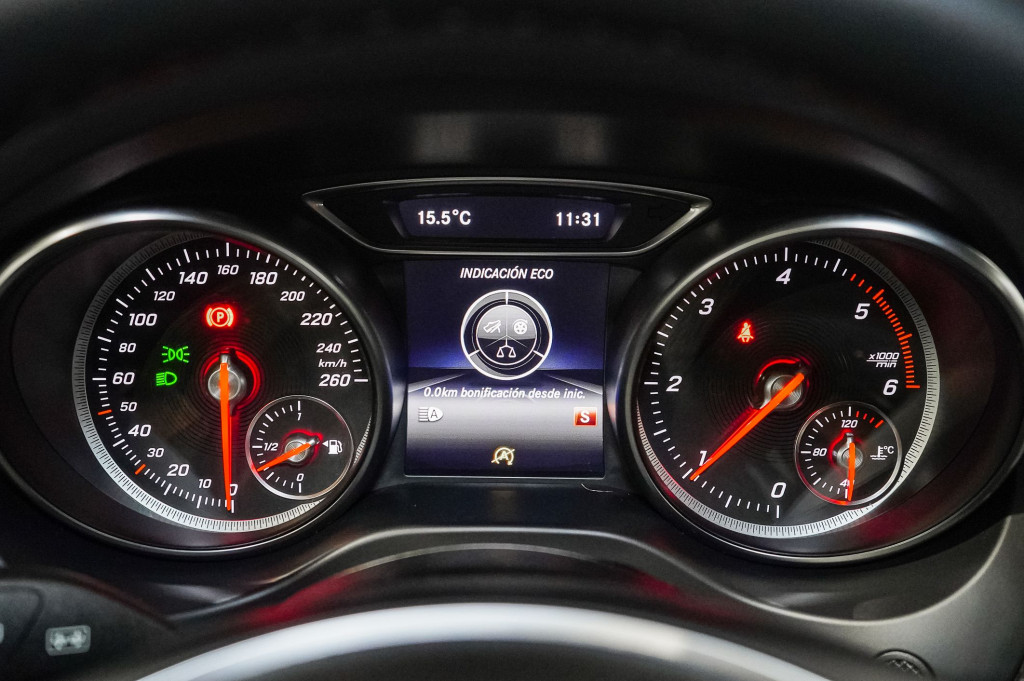 MERCEDES GLA 200 D BUSINESS EDITION 136 de segunda mano