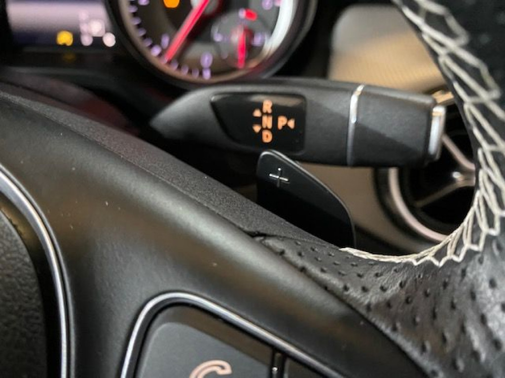 MERCEDES GLA 200D URBAN 7G-DCT de segunda mano
