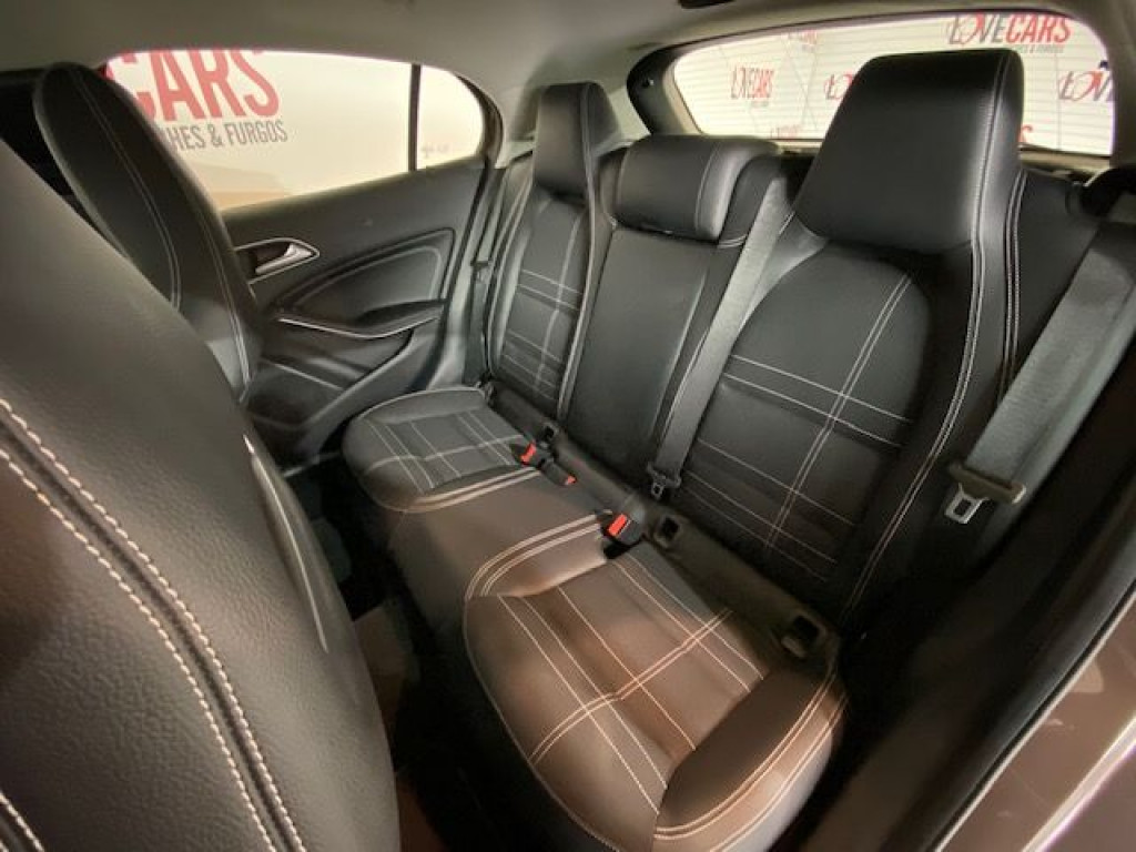 MERCEDES GLA 200D URBAN 7G-DCT de segunda mano