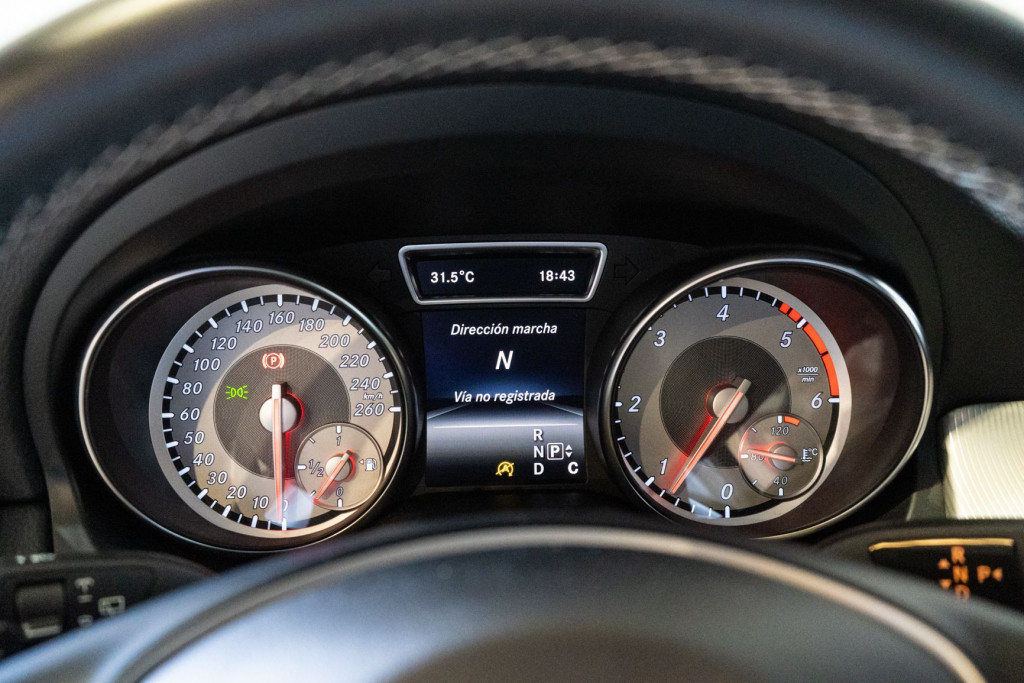 MERCEDES GLA 220 D SPORT AUTOM. 4MATIC TECHO de segunda mano