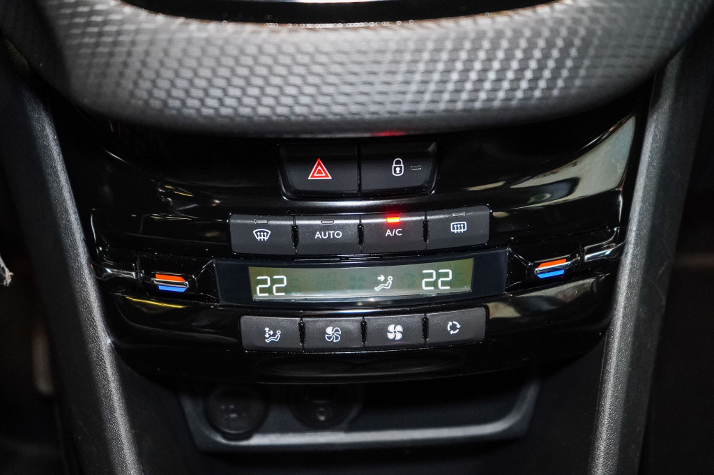 PEUGEOT 2008 1.6 BLUEHDI 120 ALLURE de segunda mano