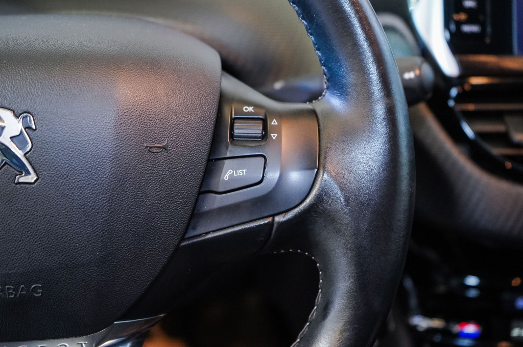 PEUGEOT 2008 1.6 BLUEHDI 120 ALLURE de segunda mano