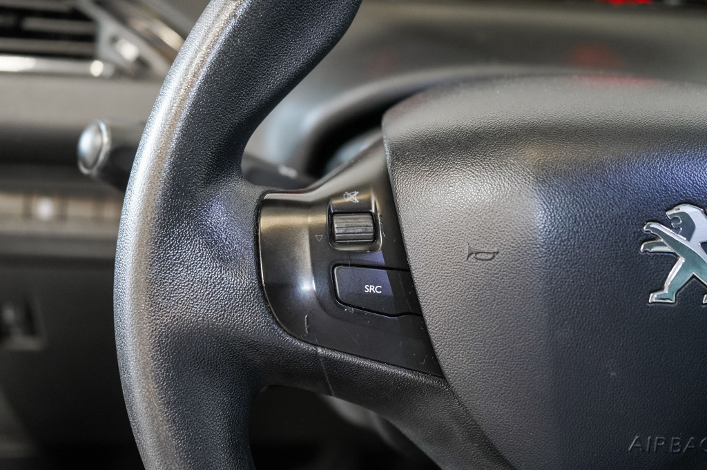 PEUGEOT 208 1.4 HDI BUSINESS LINE 75 de segunda mano