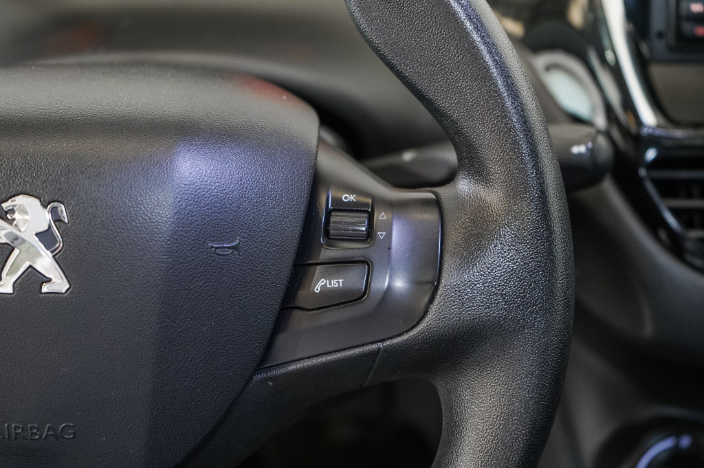 PEUGEOT 208 1.4 HDI BUSINESS LINE 75 de segunda mano
