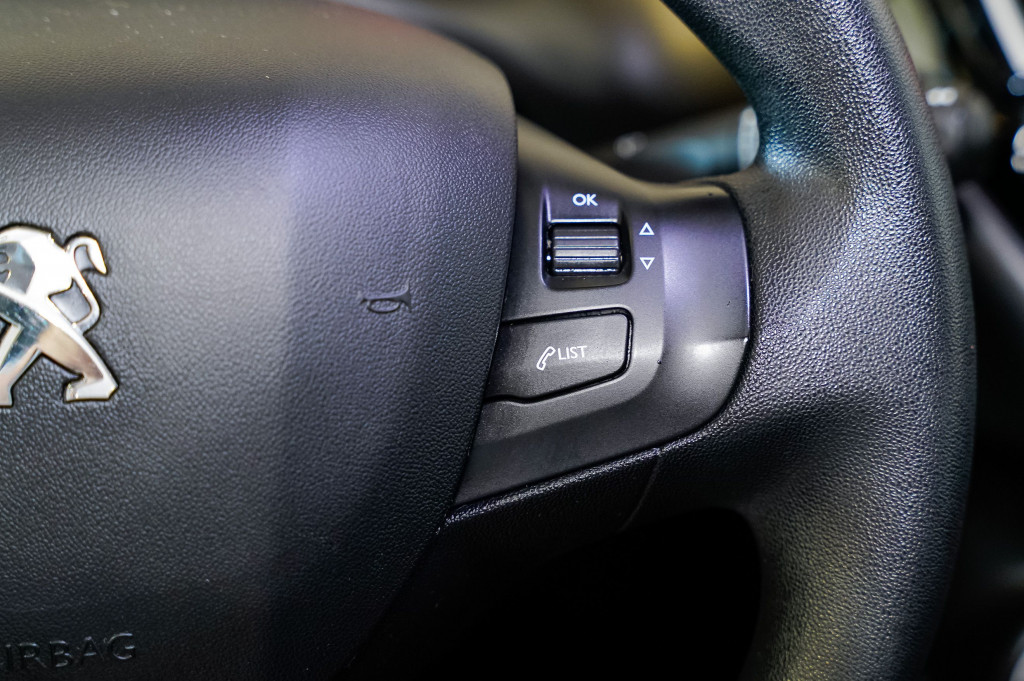 PEUGEOT 208 1.6 BlueHDI BUSINESS LINE 75 de segunda mano