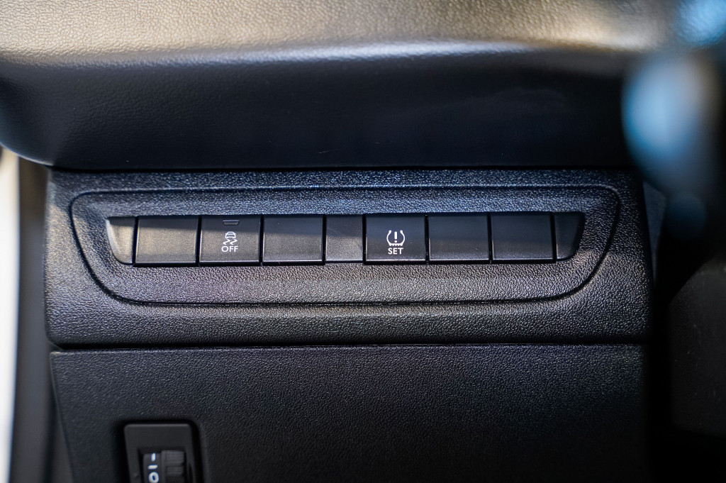 PEUGEOT 208 1.6 BlueHDI BUSINESS LINE 75 de segunda mano