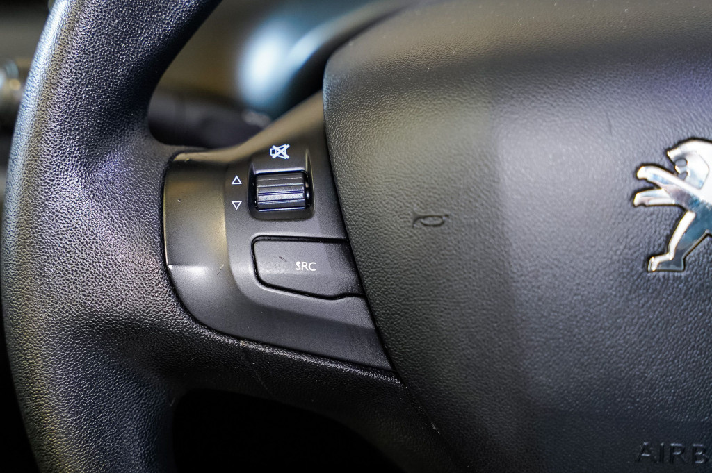 PEUGEOT 208 1.6 BlueHDI BUSINESS LINE 75 de segunda mano