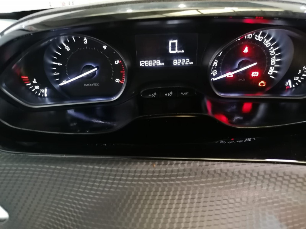 PEUGEOT 208 1.6 BlueHDI STYLE 75 de segunda mano