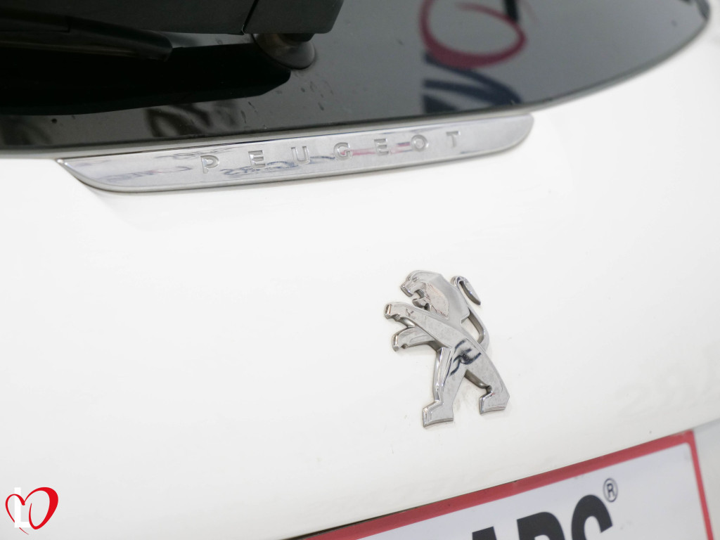 PEUGEOT 208 BlueHDI S&S SIGNATURE 100 de segunda mano