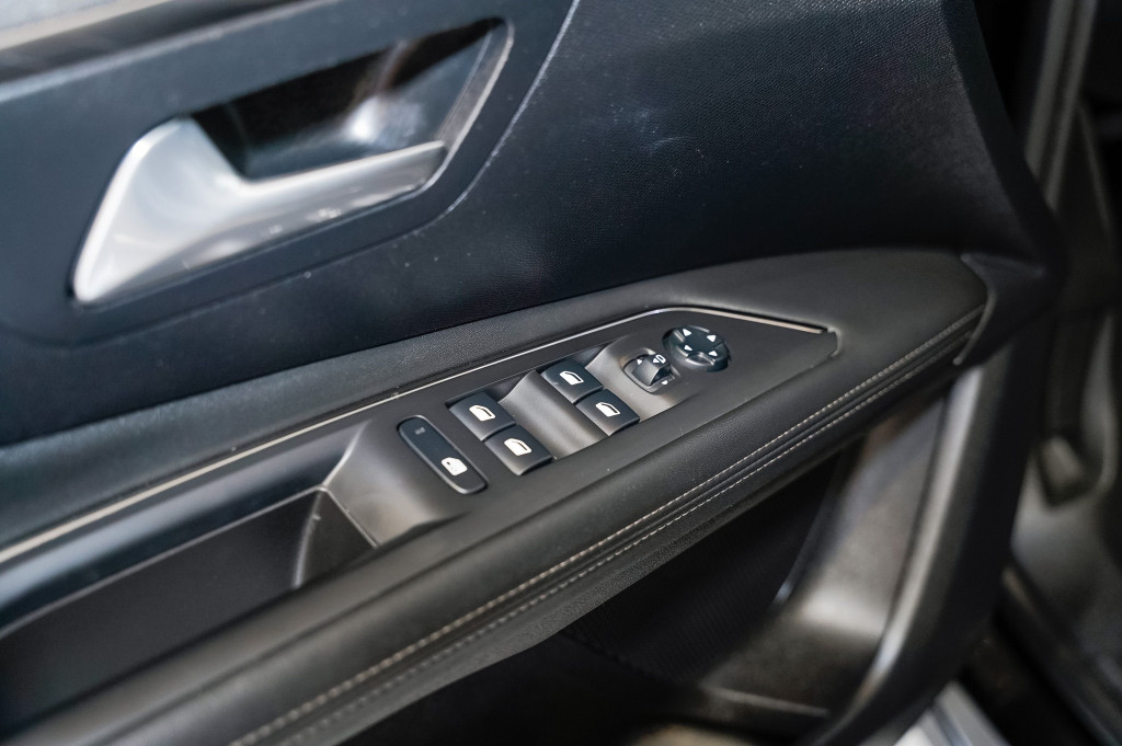 PEUGEOT 3008 BLUEHDI AUTO ALLURE 130 de segunda mano