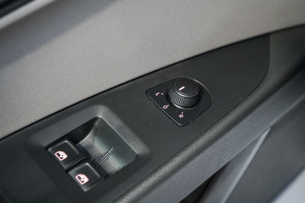 SEAT LEON 1.6 TDI S&S REFERENCE ECOMOTIVE 6 VEL 110 de segunda mano