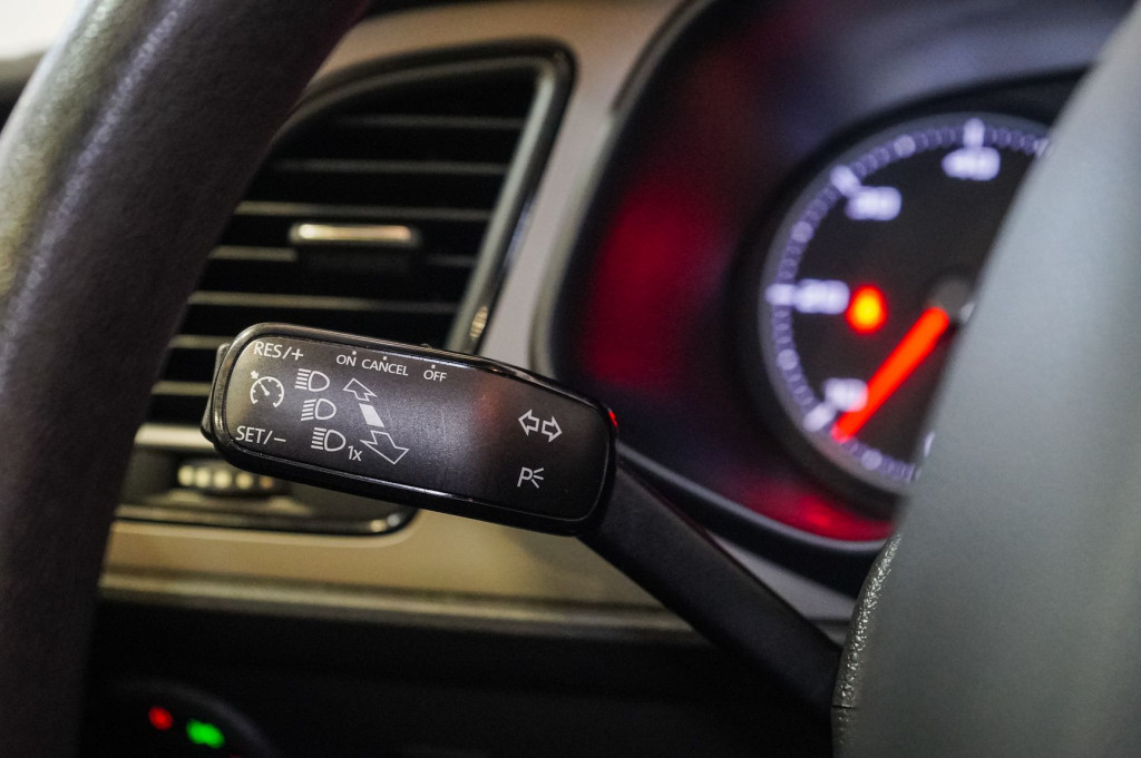 SEAT LEON 1.6 TDI S&S REFERENCE ECOMOTIVE 6 VEL 110 de segunda mano