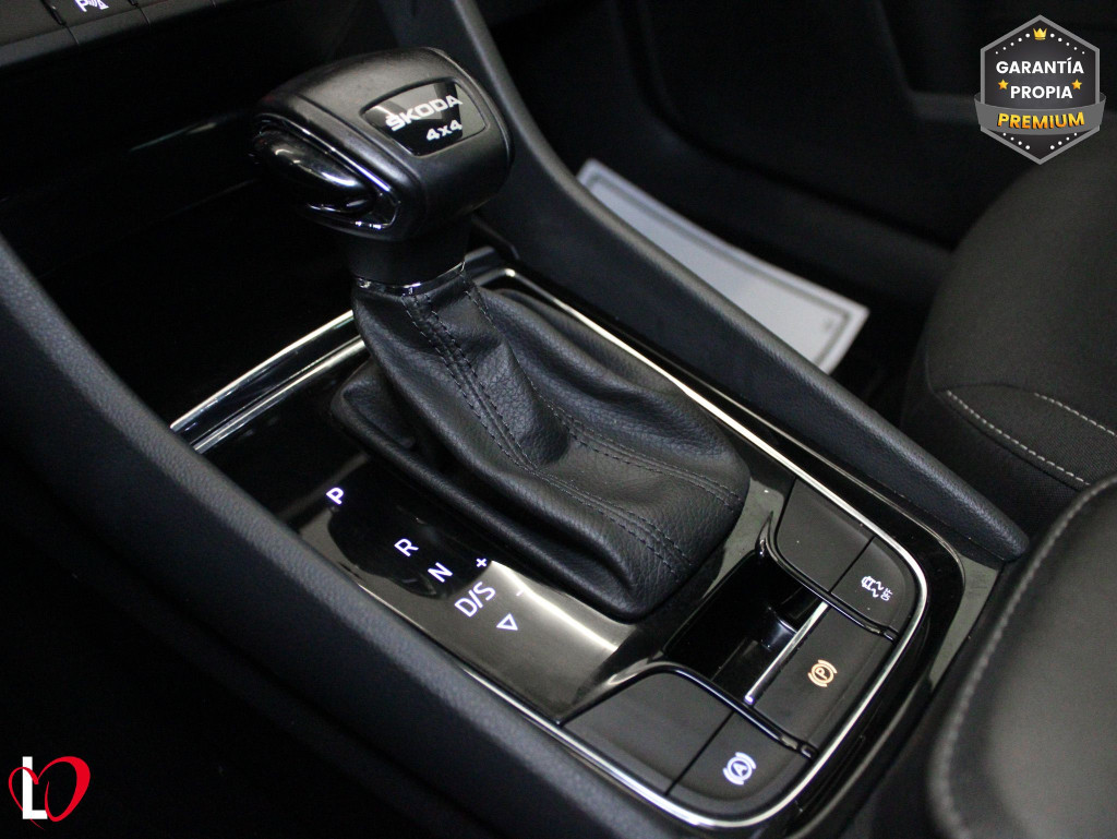 SKODA KAROQ 2.0 TDI DSG 4X4 AMBITION + PACK MULTIMEDIA 150 de segunda mano