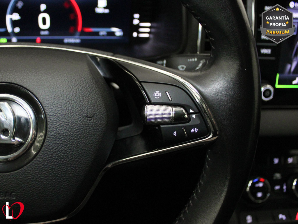 SKODA KAROQ 2.0 TDI DSG 4X4 AMBITION + PACK MULTIMEDIA 150 de segunda mano