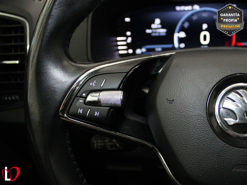 SKODA KAROQ 2.0 TDI DSG 4X4 AMBITION + PACK MULTIMEDIA 150 de segunda mano