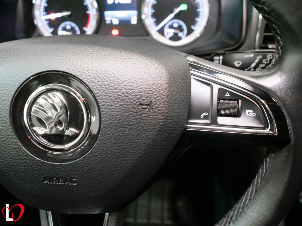 SKODA KAROQ 2.0 TDI DSG-7 4X4 CR AMBITION 150 de segunda mano