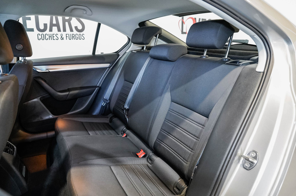 SKODA OCTAVIA 2.0 TDI CR AMBITION 150 de segunda mano