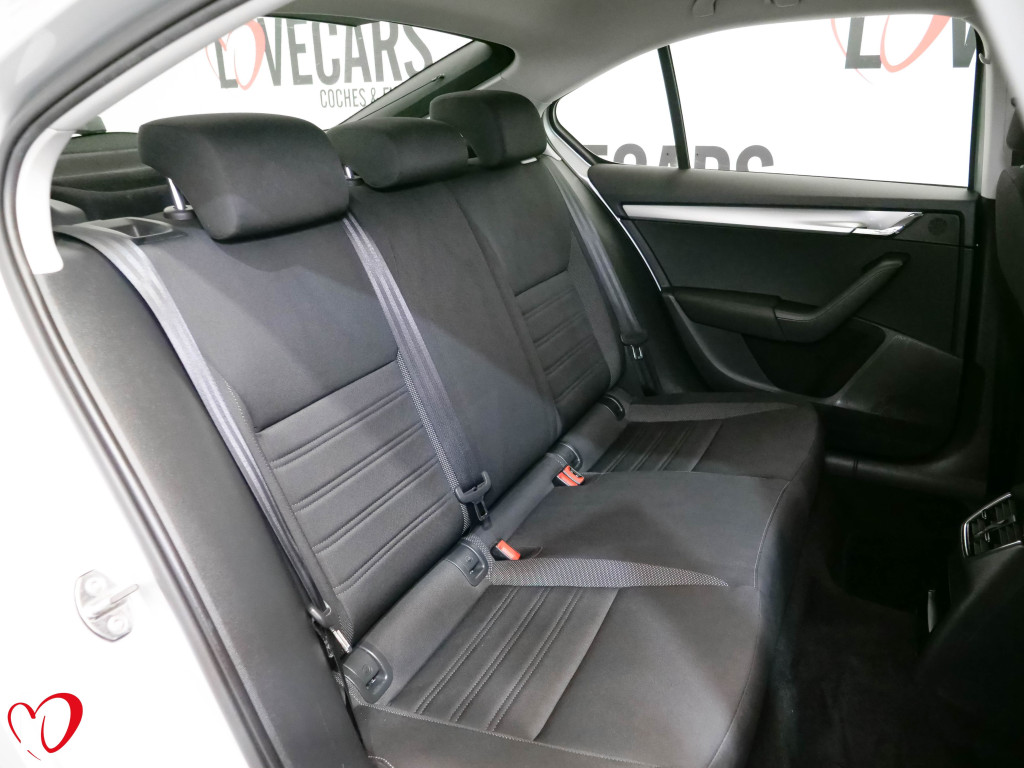 SKODA OCTAVIA 2.0 TDI CR AMBITION 6 VEL 150 de segunda mano