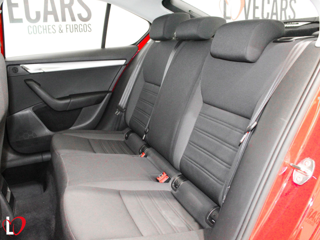 SKODA OCTAVIA 2.0 TDI CR AMBITION 6 VEL 150 de segunda mano