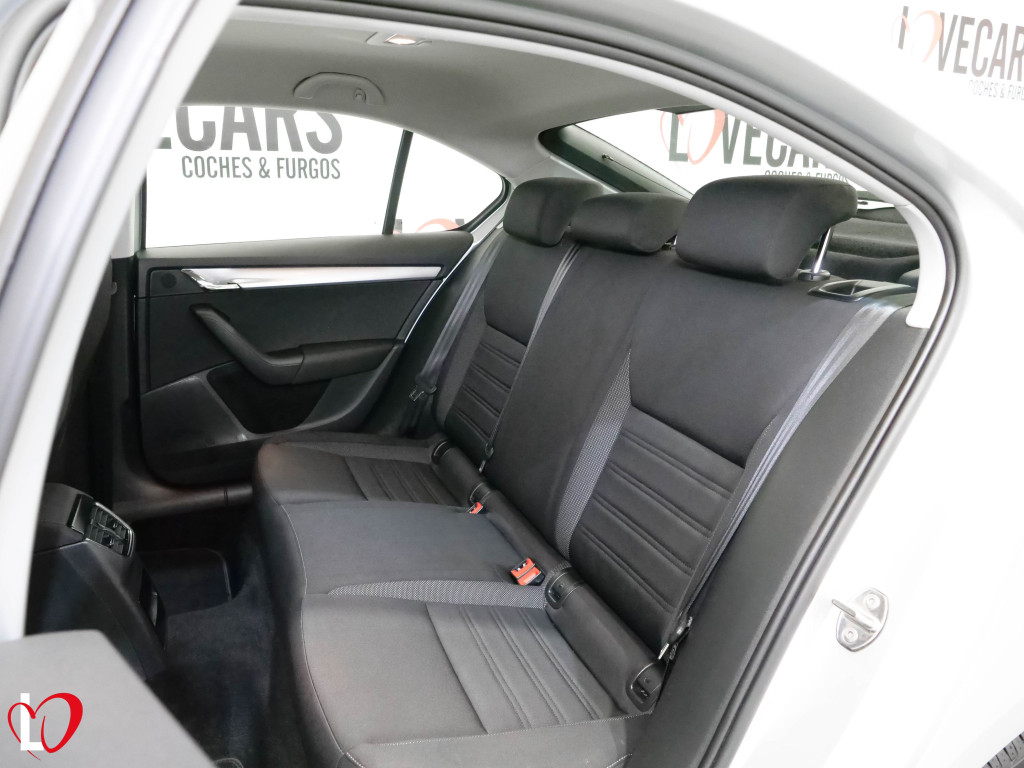 SKODA OCTAVIA 2.0 TDI CR AMBITION 6 VEL 150 de segunda mano