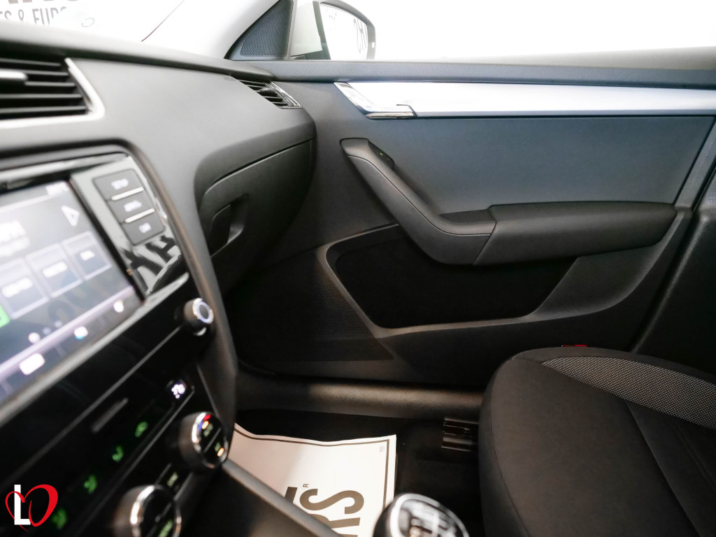 SKODA OCTAVIA 2.0 TDI CR AMBITION 6 VEL 150 de segunda mano